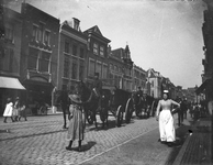 72740 Afbeelding van een groep mineurs van de Damlustkazerne, in de Voorstraat te Utrecht, op de terugweg van het Kamp ...